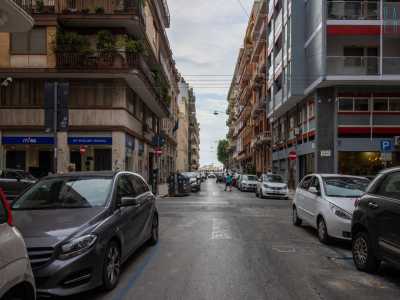Continuiamo su via Abbrescia avvicinandoci pian piano a Largo Adua, il fulcro della movida serale dell�Umbertino